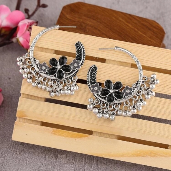 EMERY ROSE Flower & Bell Decor Cuff Hoop Earrings - Picture 2 of 5